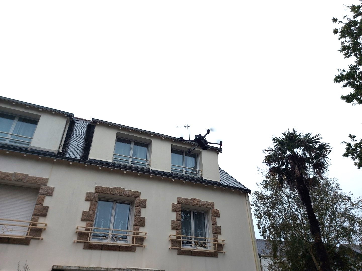 Envol du drone pour inspection d'une toiture avec l'entreprise DRON'ISTAIR